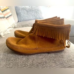 MINNETONKA BACK ZIP HARD SOLE ANKLE BOOTS—BROWN—SIZE 8